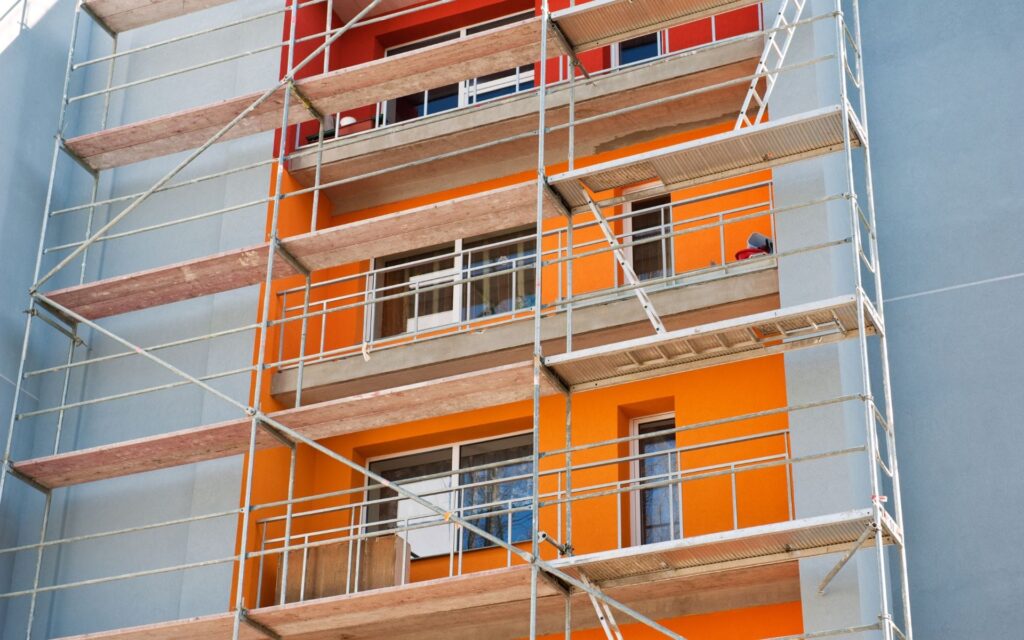 In figura, un edificio in ristrutturazione con il bonus del 110%